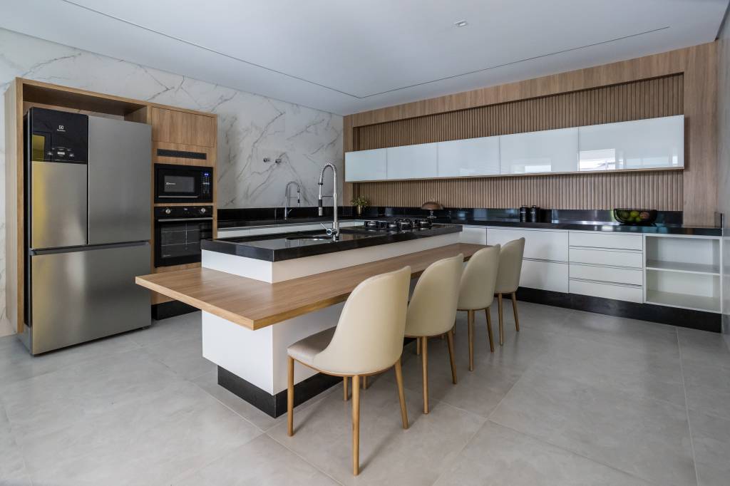 decoracao-com-pedra-marmore-branco-parede-cozinha Como decorar com pedras no revestimento
