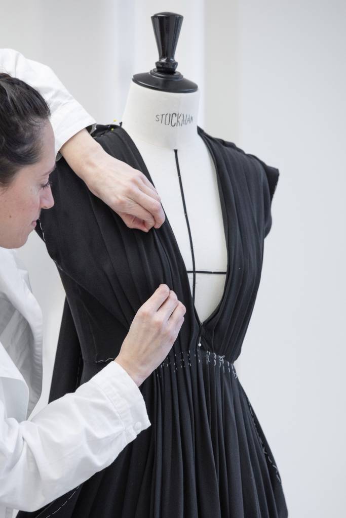 Vestido Dior de Fernanda Torres no Bafta 2025 levou 850 horas para ficar pronto